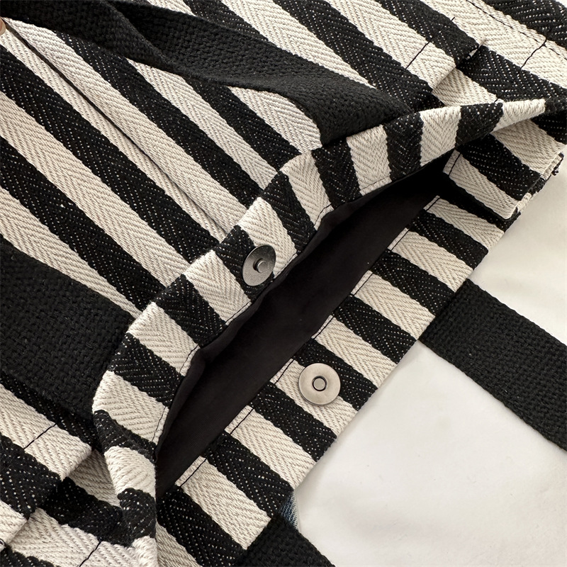 Cool Street Handbag, Large Cap - Tote Bag Canvas Print 评论和价格
